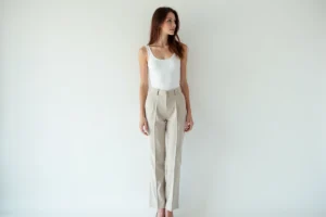 Jeune femme mannequin grande et élancée en tenue blanche dans un studio, illustrant les critères de taille pour le mannequinat féminin