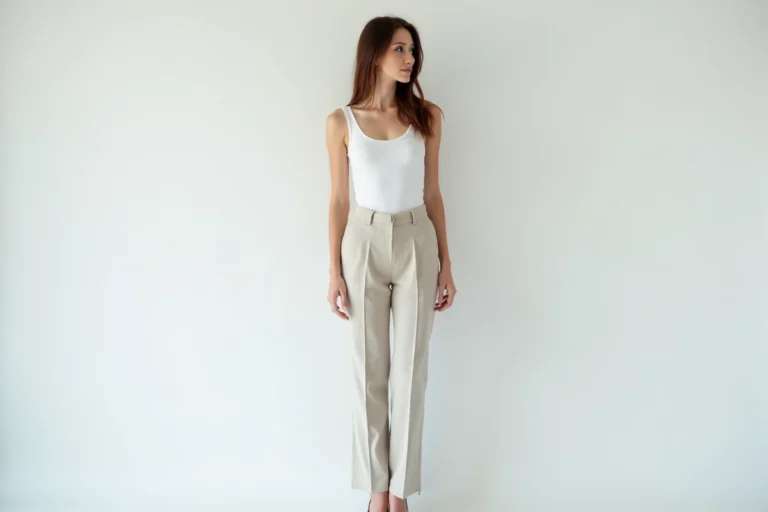 Jeune femme mannequin grande et élancée en tenue blanche dans un studio, illustrant les critères de taille pour le mannequinat féminin